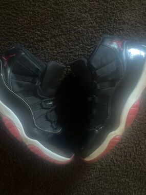 Jordan 11 breads size 10 men (all flaws shown at end)